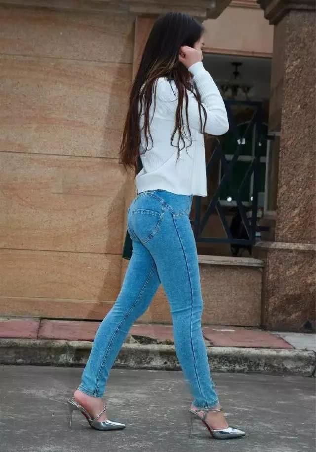 紧身牛仔裤显身材，美女们无需太多的修饰，便能轻松出门