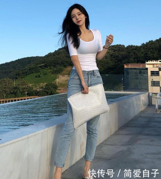 女人:牛仔裤展现时尚,简单随性,优雅又大气让女人更自信!