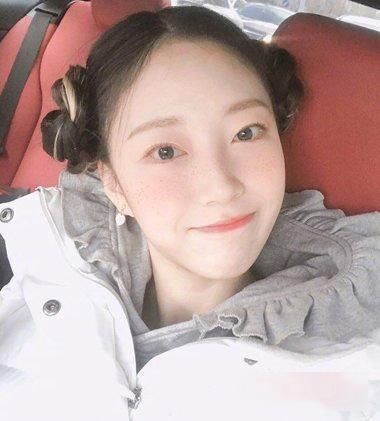 夏季最具凉爽的双丸子头扎发，轻松呈现出你意想不到流行！