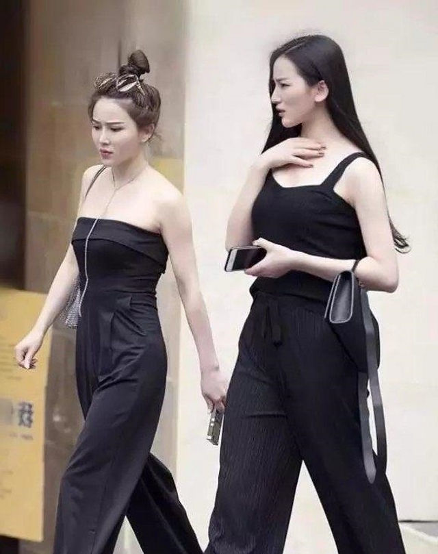高跟鞋|路人街拍,身材高挑的小姐姐穿一件灰色吊带长裙,穿出了明星范儿