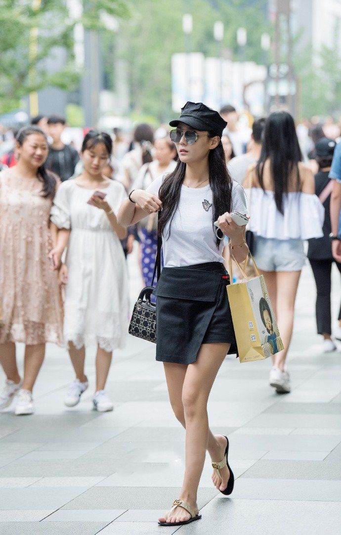 街拍路人，修身时尚百搭的穿搭参考，让你怎么搭都是那么美丽动人