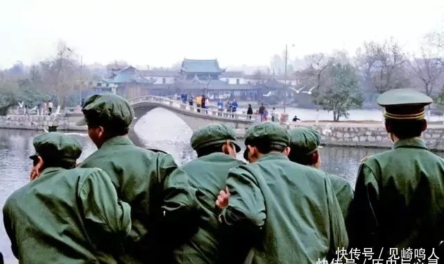 七十年代老照片：大城市里也有些人开始像西方一样，穿着比较开放