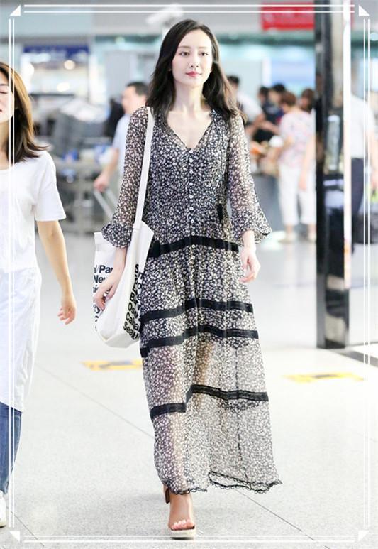韩雪太强了,一条印花裙也能凹出性感范，网友：快教教王鸥吧！