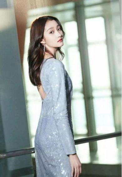 关晓彤大秀美腿变身九头身美女，网友：终于知道鹿晗为什么选你了