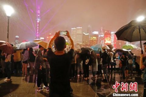 国庆夜上海灯光秀点燃夜空 游客冒雨观看
