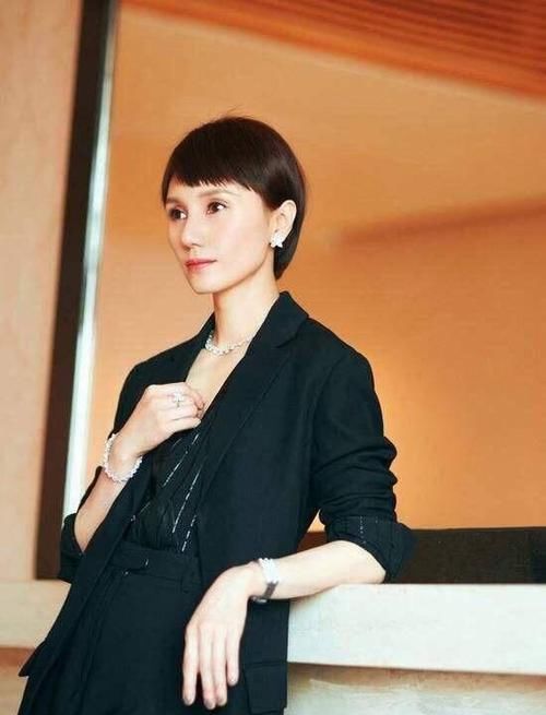  『女人』50岁女人别被这3款“阿姨短发”迷惑，俗气又显老，剪错变大妈