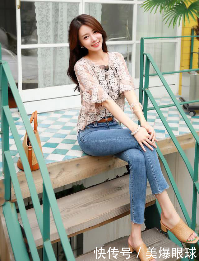 颜值高的美女穿上紧身牛仔裤，性感时尚美爆眼球