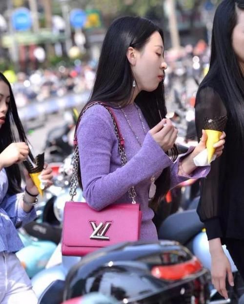  「搭配」街拍：身材苗条的美女，一件白色上衣配黄色长裙，时尚唯美好身材