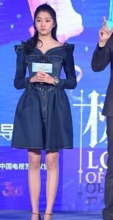 热巴与比她小五岁的关晓彤同穿露肩装，一个是女神，另一个则沦为