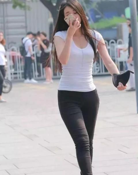 街拍:美女紧身牛仔裤,臀部圆润饱满,美的冒泡!