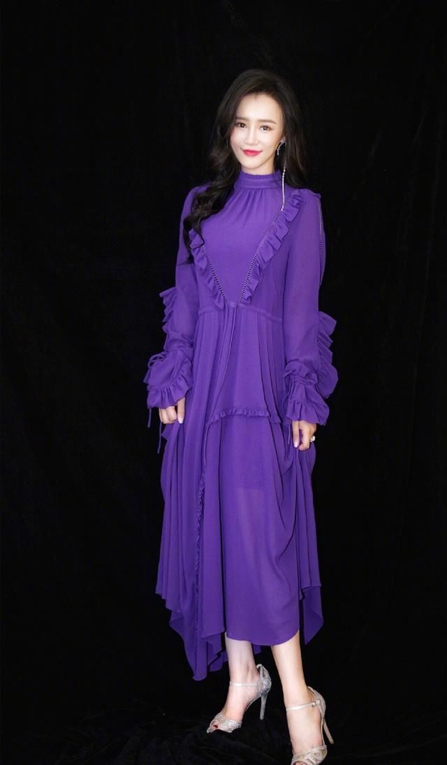 邹市明一家四口登封面，却不慎暴露冉莹颖真实身材，虎背熊腰