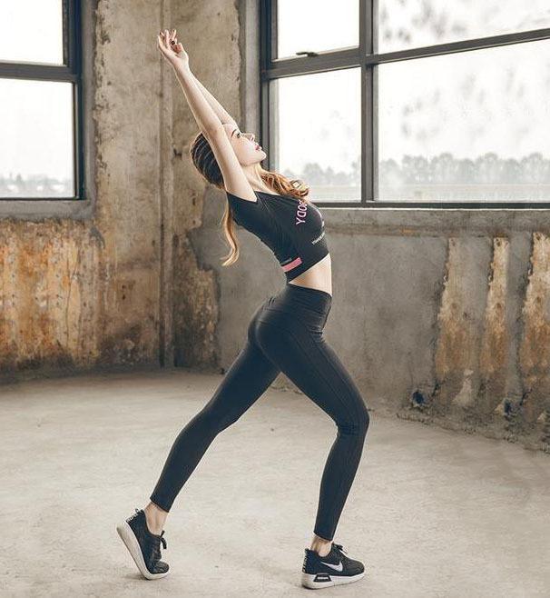 清纯靓丽的紧身裤小姐姐身材高挑有致，秀出曲线，瞬间成为女神！