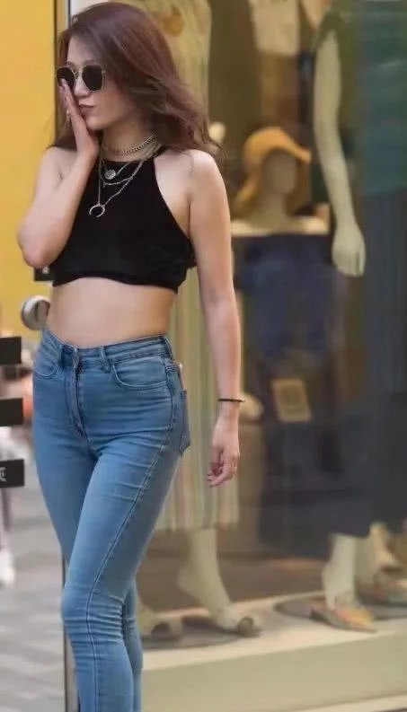 墨镜小姐姐黑色肚脐装裹出丰满上围，牛仔裤大秀修长玉腿，女人味