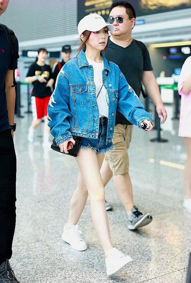 皮裤已成过去式,邓紫棋牛仔短裤青春靓丽,穿出1米7既视感