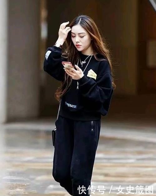 运动|街拍:皎若秋月的小姐姐,一件黑色上衣配黑色休闲裤,时尚运动范