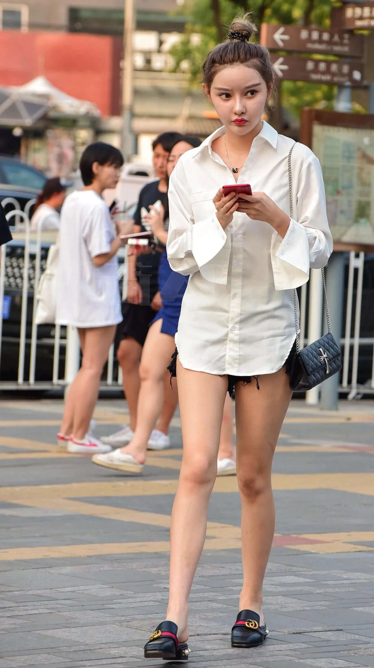 气质小姐姐丸子头俏皮甜美，这大长腿让正在抽烟的大妈都高看一眼