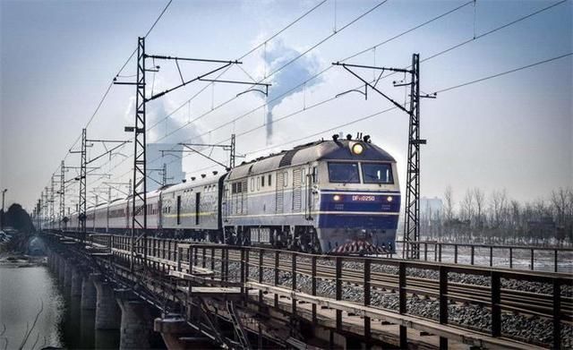 中日火车卧铺大比拼，中国的火车卧铺比日本的差了一个档次！