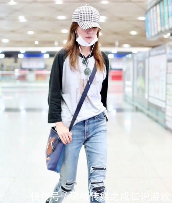 赵薇真是太奇葩了，牛仔裤里还穿了一条黑色“秋裤”，提前过冬？