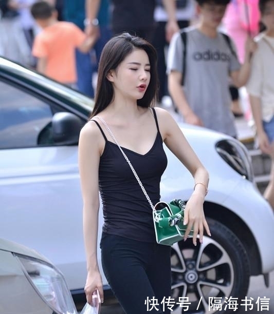  [特别]姑娘的黑色丝袜，与裙子还是蛮搭配的