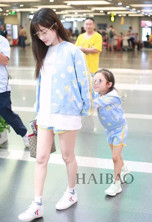 李小璐高调复出靠母女装扮嫩?刘雯一裤两穿太会搭…【海报街拍】
