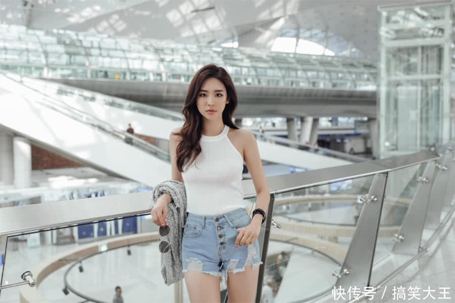 时尚街拍,气质出众的小姐姐, 曲线苗条给男人无尽的诱惑