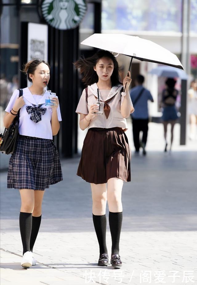 【吊带】路人街拍,姑娘搭配黑色吊带背心,有一股清纯美