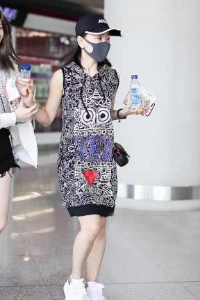 路人镜头下的杨蓉，一袭连衣裙秒变小粗腿，三角区红色“宝石”亮