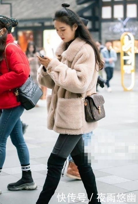 \"i0\": \"http://p7.qhimg.com/t01277914474a498bcd.jpg?size=690x973\"}"街拍:图五肤白,有型,短裤偏爱反着穿,这新潮打扮欣赏不了!
