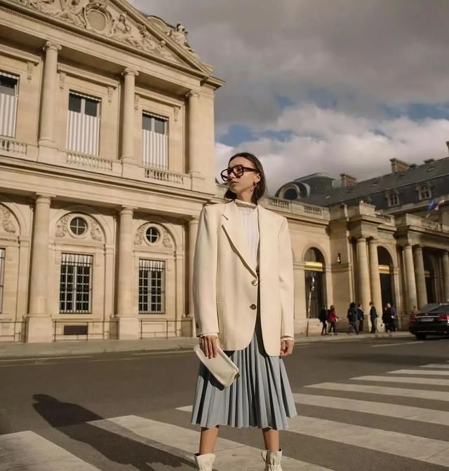  「时髦」2020春天穿“百褶裙+平底鞋”,时髦得毫不费力!
