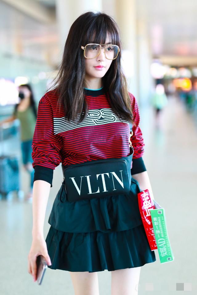 28岁的张天爱居然穿小姑娘的裙子，网友：像整容了一样