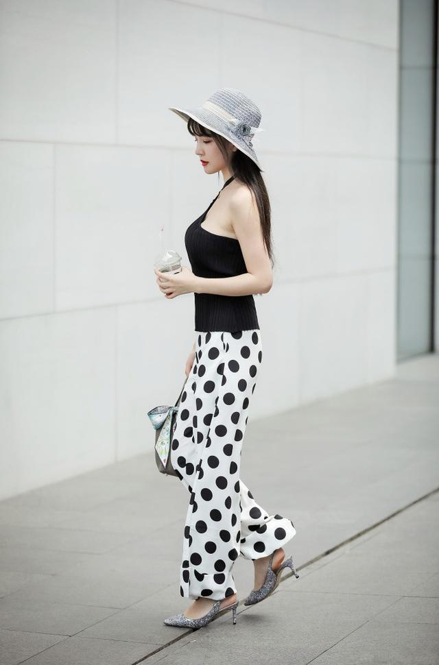 路人街拍，黑色的吊带搭配红色的长裙，小姐姐看上去充满韵味