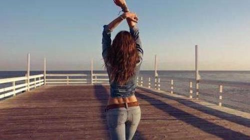  [女性朋友]为什么有的女人后腰有2个凹点？多数人不清楚，为了健康看看吧