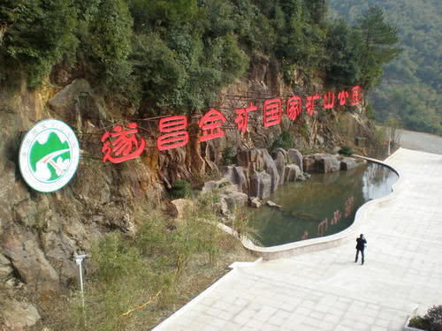 中国最“壕”景区，45吨金矿石丢在路边没人敢偷，网友：有心无力