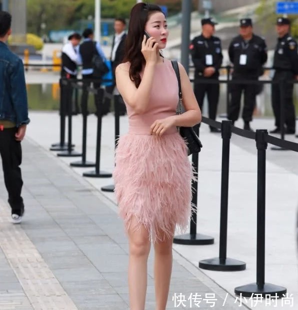 成熟小姐姐简约粉红浪漫系装扮,细腻紧身装玩转时尚潮流元素,下