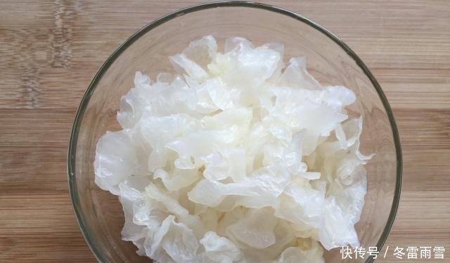 「出水」银耳和“它”天生一对,早晚喝一碗,补水养颜,助你喝出水润肌肤!