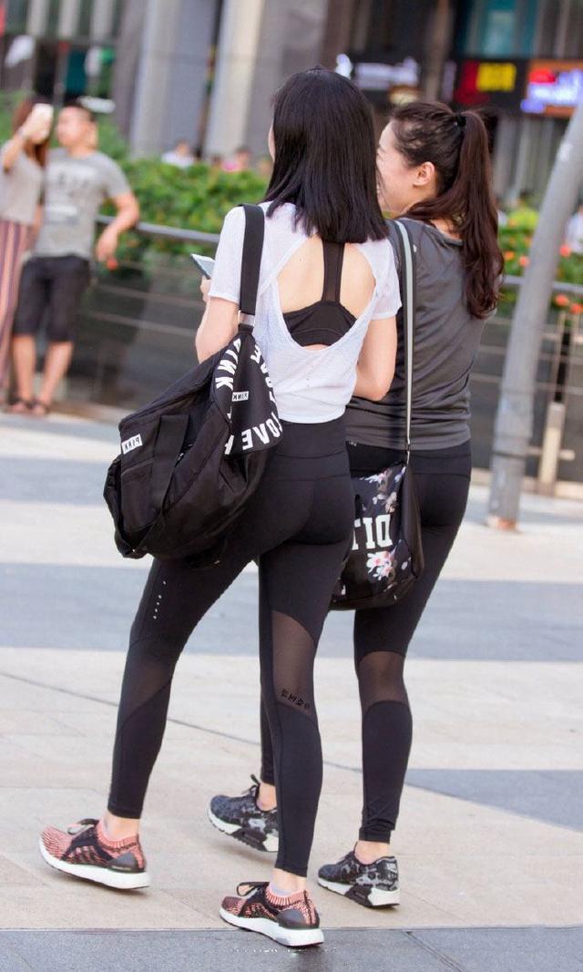 瑜伽裤小姐姐，运动风十足，倩丽的背影又显得很有女人味！