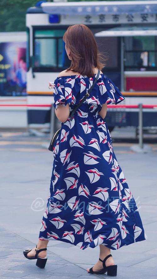 街拍背影不一定多么性感，但一定要有意思，你觉得呢？