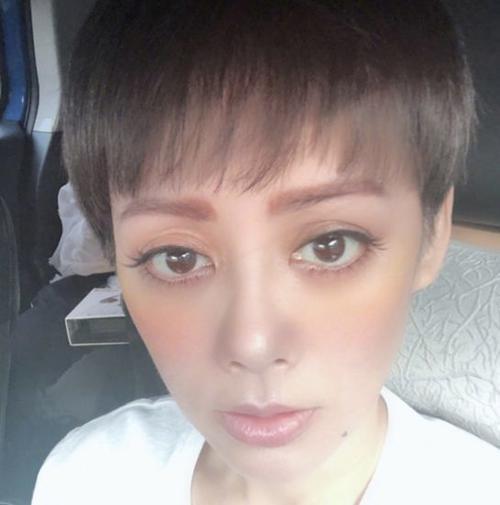 坤音四子“过敏脸”出道妆，这画风是致敬98年的王菲吗？