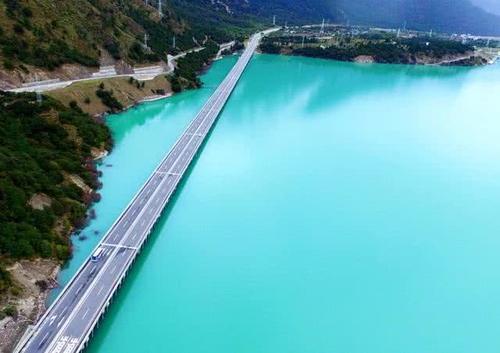 拉萨的一条高速公路，全程没有收费站，路过中国最美冰川