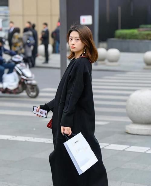  『露脐』街拍：小姐姐一件超短牛仔裤，一件白色露脐T桖，美极了