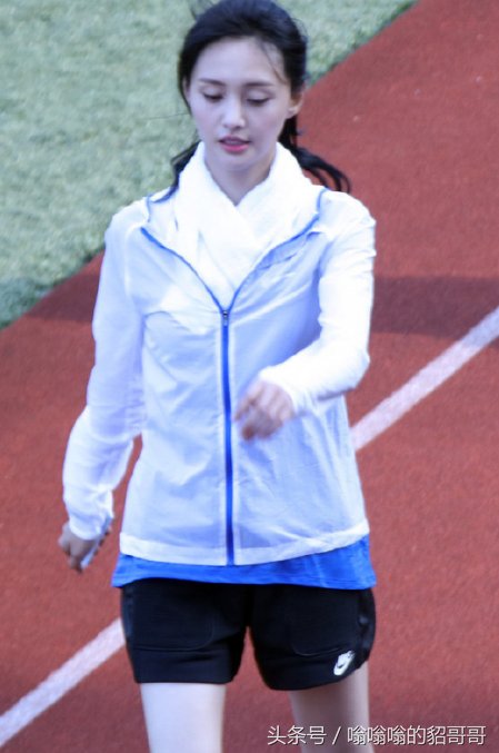 郑爽的腿到底有多细?这么短的裙子都塞不满，网友:令人羡慕!