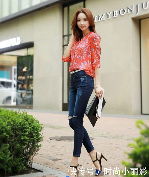 穿紧身牛仔裤的美女展现出的不仅仅只是时尚！