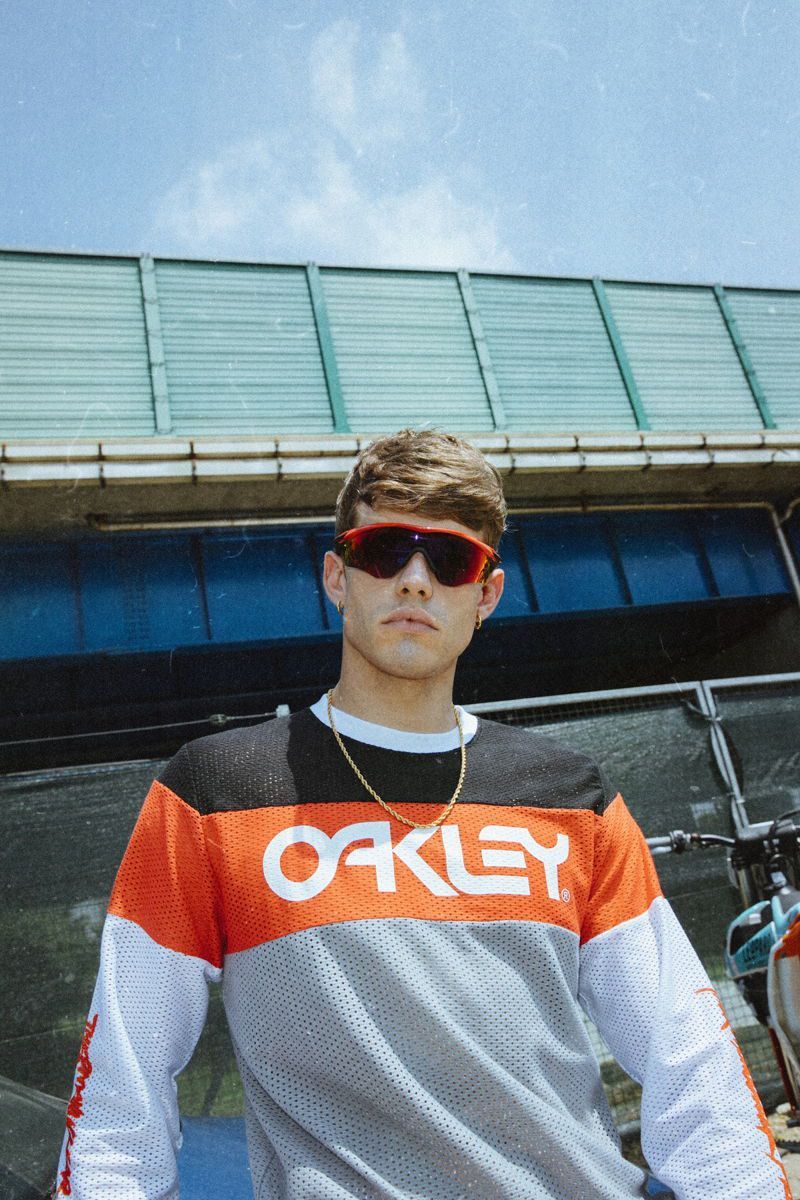 越野摩托与复古加州风情，OAKLEY 发布热核反应保护系列