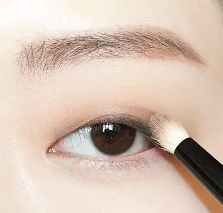  眼影■刘雯在模特界收益都排前八了，还不赶紧来学习她的穿衣风格和妆面？