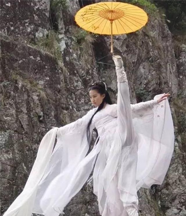 「高难度」古装剧的撑伞美人，杨紫甜美可爱，刘亦菲高难度，而她最为经典