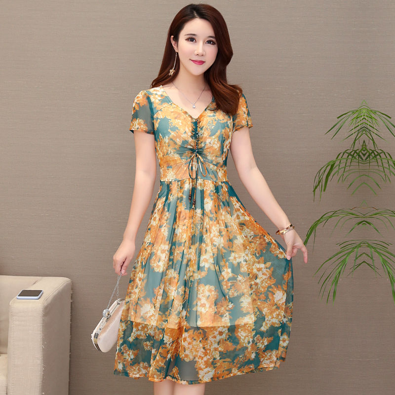 这连衣裙的确有点贵，但不得不说:真洋气!四五十岁女人穿美爆了