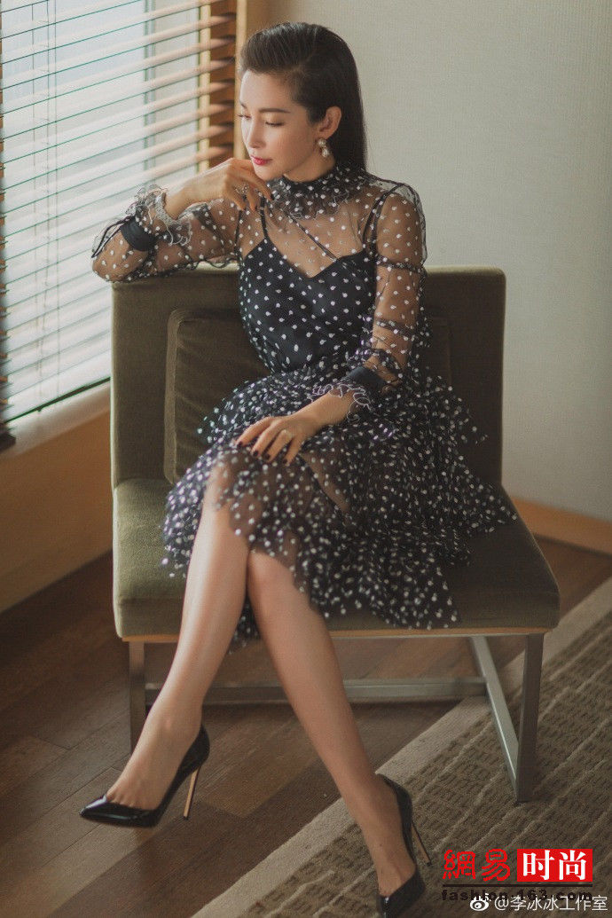 李冰冰穿透视波点长裙 烈焰红唇尽显性感