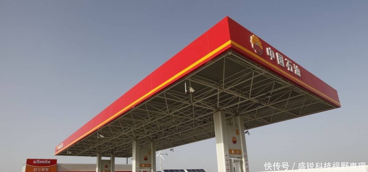 油价刚降，谁知高速公路又贴出了新规定，车主纷纷表示开车好难