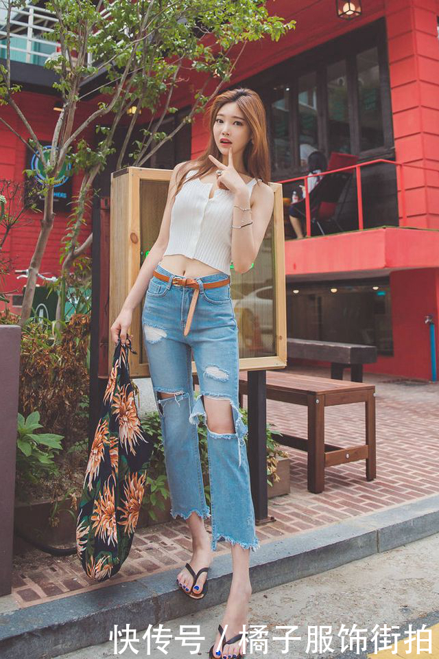 意气风发的牛仔裤美女，穿出优雅高级感，活力与美好的气质一览无