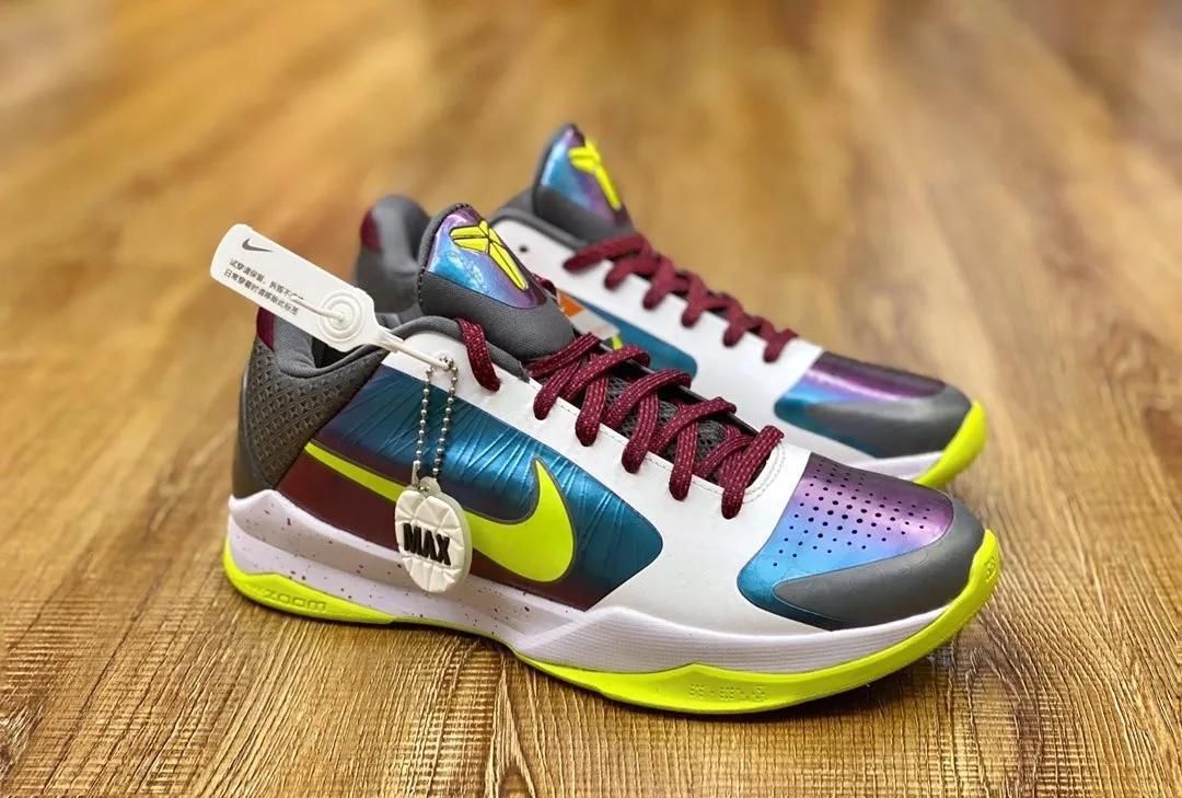  心中■无数人心中的最帅战靴！Kobe 5“小丑”配色开箱测评！